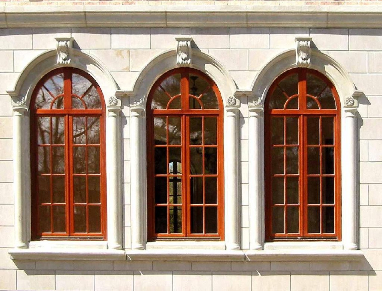Окна 19 века. Арочные окна. Фасад с арочными окнами. Старинные арочные окна. Дом с арочными окнами.